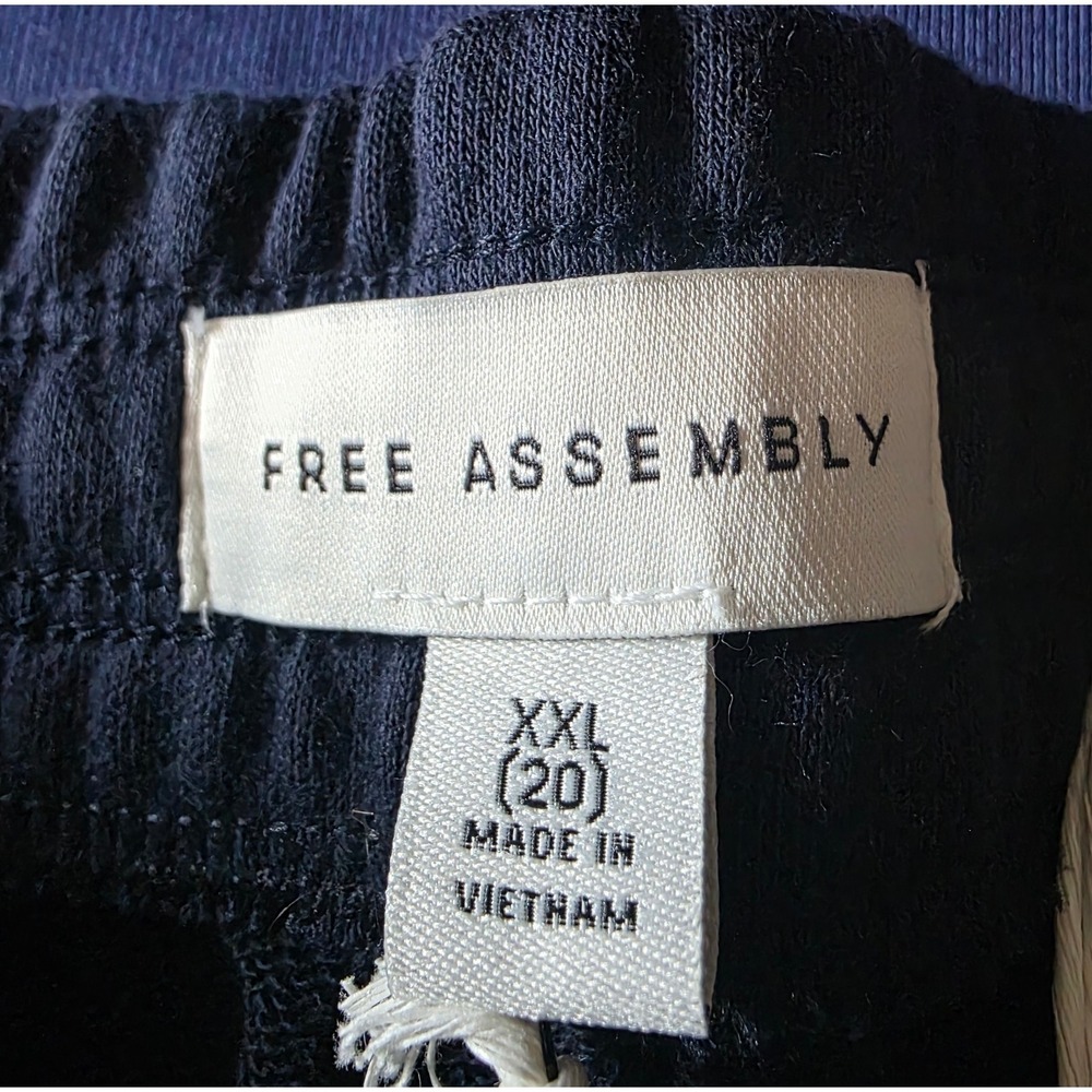 Free Assembly Women XXL Darkest Navy Patch‎ Pocket Sweatpants Shorts/Capris NEW - Picture 6 of 12